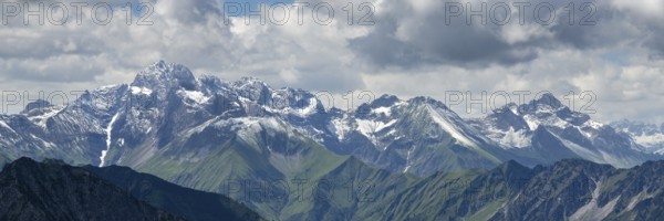 Mountain panorama after snowfall in July from the Zeigersattel on the Nebelhorn, 2224m, to the Allgäu main ridge with Trettachspitze 2595m, Mädelegabel 2645m, Bockkarkopf 2609m and Hochfrottspitze 2649m, and on the right the southernmost mountain in Germany, the Biberkopf, 2599m, Allgäu Alps, Allgäu, Bavaria, Germany