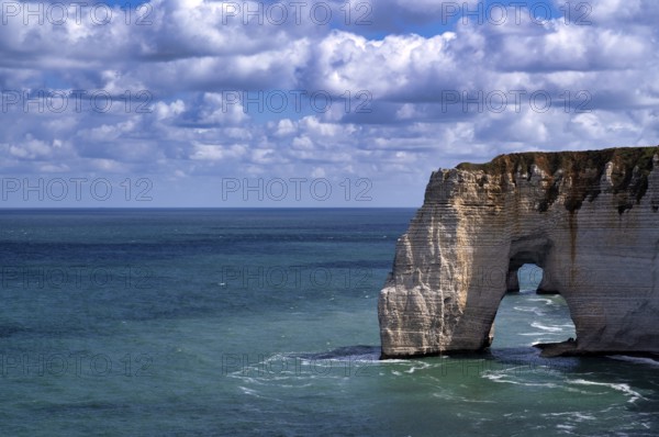 Rock arch Falaise or Porte La Manneporte, behind it Falaise or Porte d'Aval, Étretat, sea, cliffs, cliffs, chalk cliffs, alabaster coast, La Côte d'Albâtre, Normandy, Seine-Maritime, France