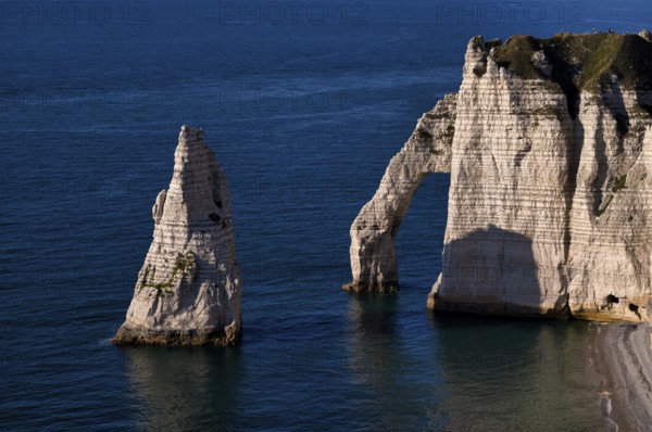 Rock arch Porte d'Aval and rock needle Aiguille, Jambourg beach, Étretat, sea, steep coast, cliffs, chalk cliffs, alabaster coast, La Côte d'Albâtre, Normandy, Seine-Maritime, France