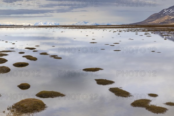 Small islands in the meltwater off Tenoren, mountain range, snow, Aventdalen, Longyearbyen, Spitsbergen
