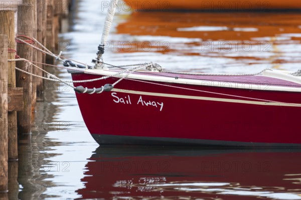 View of the bow of a red sailing boat moored to a jetty, Steinhuder Meer, Mardorf, Neustadt am Rübenberge, Hanover Region, Lower Saxony, Germany