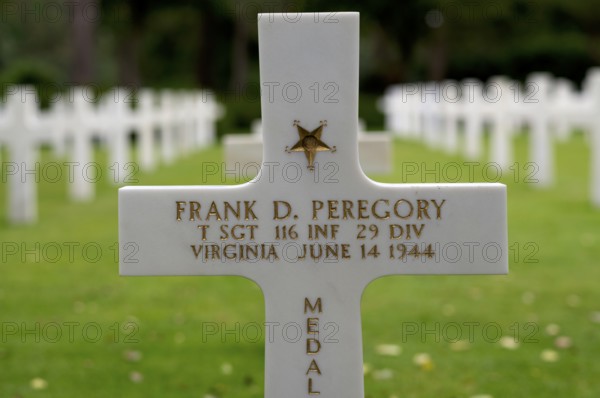 Medal of Honour marking, grave of Frank D. Peregory, gravestones, war graves, soldiers' graves, military cemetery, Normandy American Cemetery and Memorial, Omaha Beach, D-Day, Operation Overlord, Saint-Laurent-sur-Mer near Colleville-sur-Mer, Normandy, Calvados, France