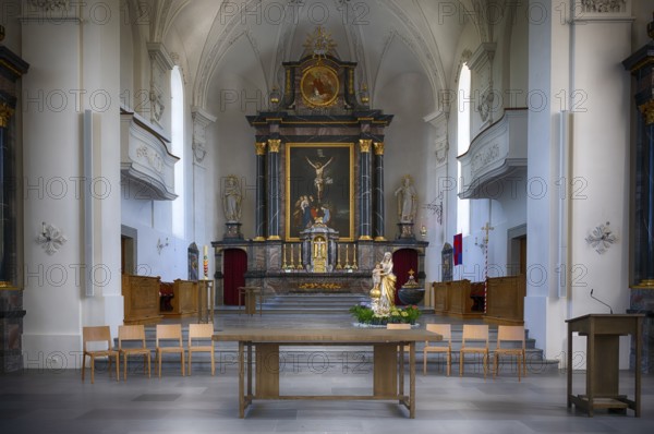 Innenaufnahme, Chorraum, Altar der 2025 renovierten Pfarrkirche St. Stephan, Kirche St. Stefan, Sempach, Kanton Luzern, Schweiz