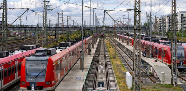Bridge at Camberger Straße, Galluswarte, Deutsche Bahn, tracks and trains, Frankfurt am Main, Hesse, Germany