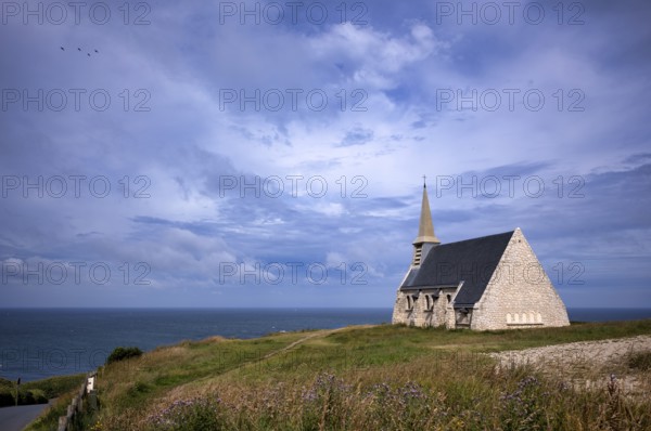 Church Chapelle Notre Dame de la Garde, Étretat, cliff, cliff, chalk cliffs, alabaster coast, La Côte d'Albâtre, Normandy, Seine-Maritime, France