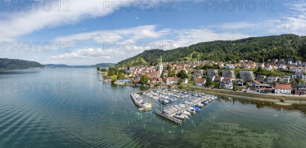 Luftbild, Panorama von der Ortschaft Sipplingen am Bodensee bei sommerlicher Vegetation, gegenüber der Bodanrück, Bodenseekreis Baden-Württemberg, Deutschland