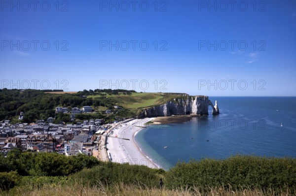 Rock arch Falaise or Porte d'Aval and rock needle Aiguille, beach, Étretat, sea, steep coast, cliffs, chalk cliffs, alabaster coast, La Côte d'Albâtre, Normandy, Seine-Maritime, France