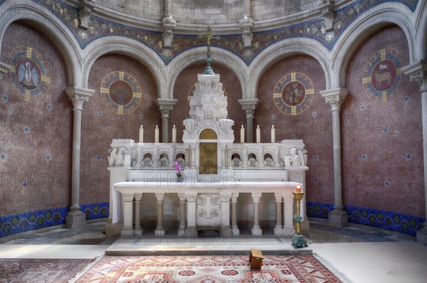 Interior view, altar, church Église Saint-Pierre et Saint-Paul, Épernay, Champagne, Marne, France