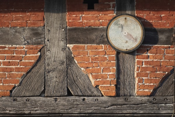 An old target hangs on the outside wall of a farmhouse, half-timbered, historical, Böhme, Heidekreis, Rethem Aller, Leine Aller Tal, Lower Saxony, Germany
