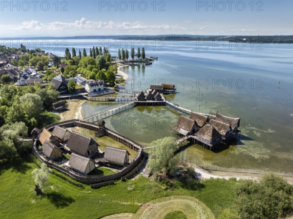 Luftbild von den Pfahlbauten, Pfahlbaumuseum, Freilichtmuseum Unteruhldingen, Uhldingen-Mühlhofen, Bodenseekreis, Bodensee, Baden-Württemberg, Deutschland