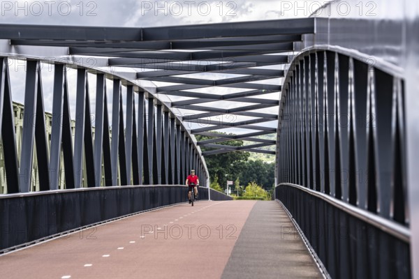 De Massover cycle path bridge, over the Meuse south of Nijmegen, near Cuijk, part of the MaasWaalpad long-distance cycle path, 12 km between Nijmegen and Cuijk, built in 2021, for 15 million euros, Meuse river crossing for cyclists and pedestrians, part of a cycle path network, used by many commuters, next to a railway bridge, Netherlands