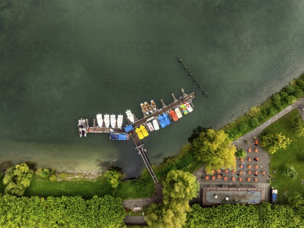 Tretboote und Ruderboote liegen nach einem Gewitterschauer festgebunden am Seeufer, Uferpromendade von Radolfzell am Bodensee, Luftbild, Top down view, Landkreis Konstanz, Baden-Württemberg, Deutschland