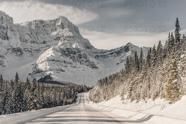 Winter road trip on the Icefields Parkway with lots of snow and ice, Banff National Park, Jasper National Park, Alberta, Canada