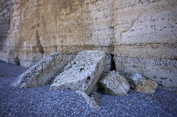 Close-up, rocks, pebble beach, Étretat, sea, cliff, cliffs, chalk cliffs, alabaster coast, La Côte d'Albâtre, Normandy, Seine-Maritime, France