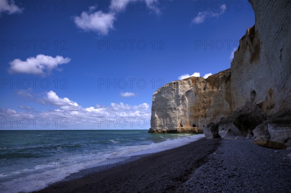 View of the Eye of the Panda, L'oeil du Panda, rock window, cave, in the rock arch Falaise Courtine, Étretat, sea, cliff, cliffs, chalk cliffs, alabaster coast, La Côte d'Albâtre, Normandy, Seine-Maritime, France