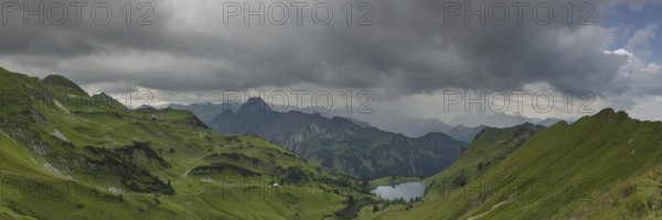 Mountain panorama from Zeigersattel to Seealpsee, on the left Höfats 2259m, in the centre, partly in clouds, the Allgäu main ridge with Trettachspitze 2595m, Mädelegabel 2645m, Bockkarkopf 2609m and Hochfrottspitze 2649m, Allgäu Alps, Allgäu, Bavaria, Germany