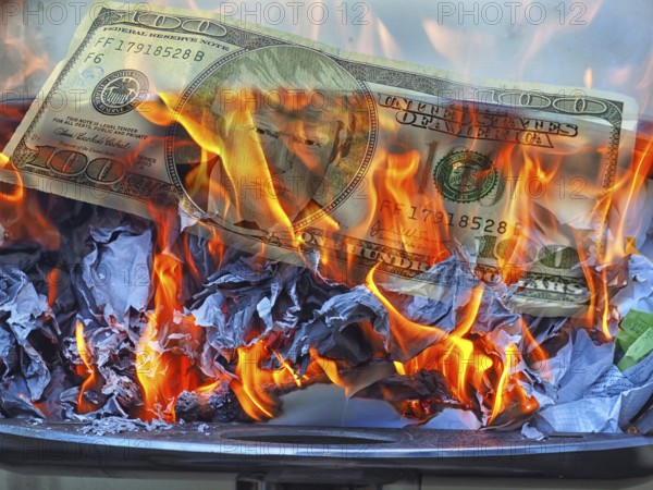 Symbolic image, Donald Trump on 100-dollar note burns in fire, Wall Street and Dax crash, President Trump erratic decisions, global tariffs, tariffs, share prices, euro, euro exchange rate, euro low, exchange rates, dollar parity, financial investment, recession worries, inflation, export, raw materials and primary products in dollars, oil in dollars, world crisis, Ukraine war, Germany, loss of democracy, autocracy, China, Russia