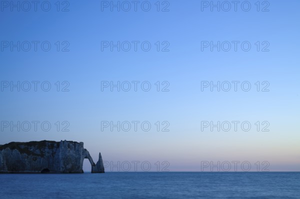 Rock arch Falaise or Porte d'Aval and rock needle Aiguille, Étretat, sea, steep coast, cliffs, chalk cliffs, alabaster coast, La Côte d'Albâtre, sunset, evening mood, atmospheric, Normandy, Seine-Maritime, France