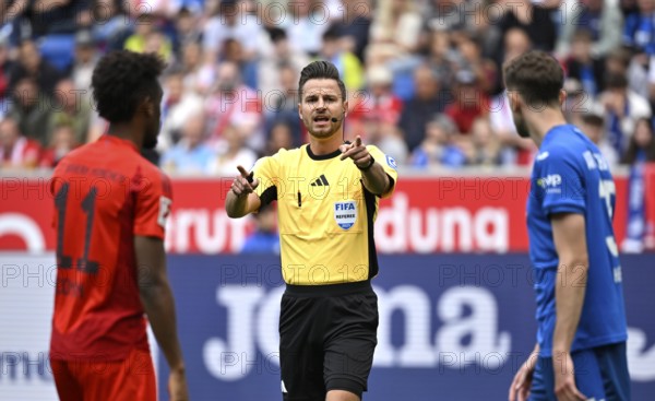 Referee Referee Daniel Schlager cautions Kingsley Coman FC Bayern Munich FCB (11) Arthur Chaves TSG 1899 Hoffenheim (35) Gesture Gesture PreZero Arena, Sinsheim, Baden-Württemberg, Germany