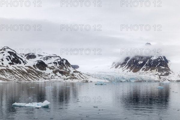 Ice in front of glacier tongue, sea, mountain range, Smeerenburgbreen, Spitsbergen, Svalbard