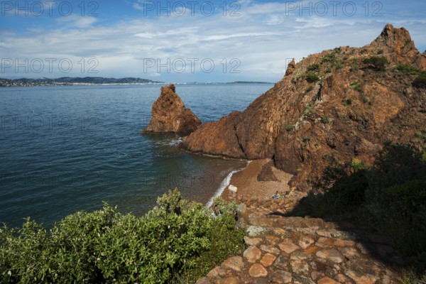 Picturesque coast and red rocks, Pointe de l'Aiguille, Théoule-sur-Mer, Massif de l'Esterel, Esterel Mountains, Département Var, Cote d'Azur, Provence-Alpes-Côte d'Azur, France
