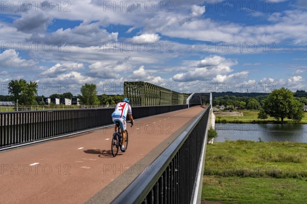 De Massover cycle path bridge, over the Meuse south of Nijmegen, near Cuijk, part of the MaasWaalpad long-distance cycle path, 12 km between Nijmegen and Cuijk, built in 2021, for 15 million euros, Meuse river crossing for cyclists and pedestrians, part of a cycle path network, used by many commuters, next to a railway bridge, Netherlands