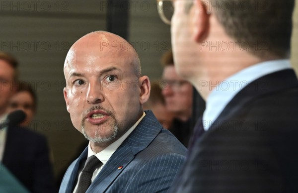On the right, the chairman of the CDU/CSU parliamentary group, Jens Spahn (CDU), and his deputy Alexander Hoffmann (CSU) at the weekly press statement in front of the parliamentary group meeting room in the Reichstag. This time it was about the expert opinion on the purchase of masks, among other things