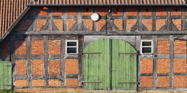 View of a barn door of an old farmhouse, Half-timbered, Historical, Böhme, Heidekreis, Rethem Aller, Leine Aller Tal, Lower Saxony, Germany