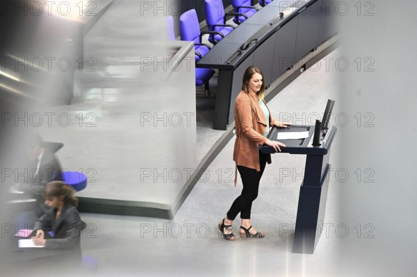 Lea Reiser (Die Linke) speaks on the agenda item Gaza war in the eleventh session of the Bundestag