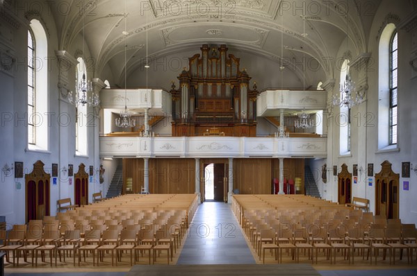Innenaufnahme, Langhaus, Orgel der 2025 renovierten Pfarrkirche St. Stephan, Kirche St. Stefan, Sempach, Kanton Luzern, Schweiz