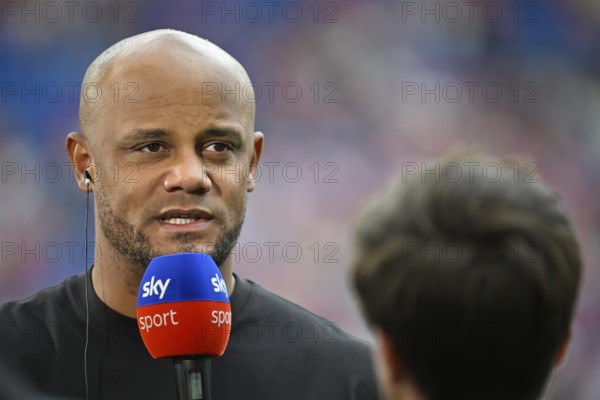 Coach Vincent Kompany FC Bayern Munich FCB portrait in interview Microphone Microphone Logo SKY PreZero Arena, Sinsheim, Baden-Württemberg, Germany