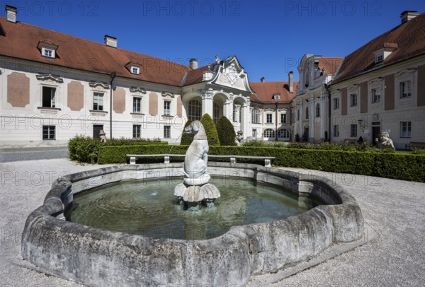 Fountain in the courtyard, Lamberg Castle, Steyr, Traunviertel, Upper Austria, Austria