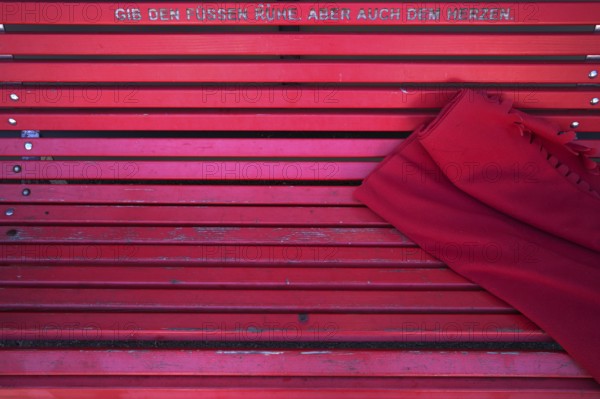Bench, park bench, red, blanket, saying GIB DEN FÜSSEN RUHE, ABER AUCH DEM HERZEN, Sempach, Canton Lucerne, Switzerland