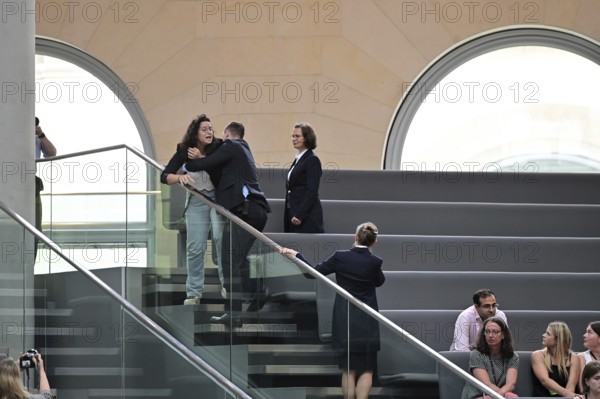 During the questioning of Foreign Minister Wadephul (CDU) on the Middle East, Israel and Gaza, a member of the audience shouts loudly from the bench, criticising the government. She is then escorted out of the chamber by the Bundestag police