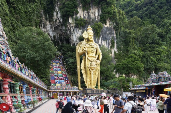 Murugan statue the God of War and colorful staircase leading to the caves with many pilgrims, Batu Caves complex, Kuala Lumpur, Malaysia, Asia
