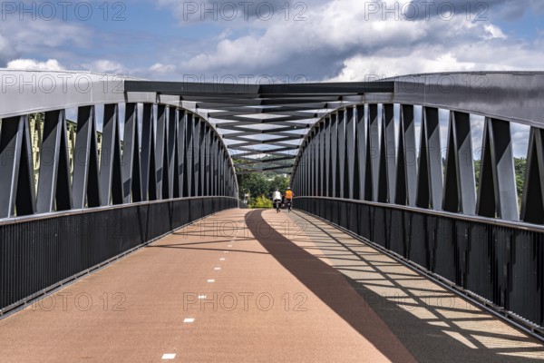 De Massover cycle path bridge, over the Meuse south of Nijmegen, near Cuijk, part of the MaasWaalpad long-distance cycle path, 12 km between Nijmegen and Cuijk, built in 2021, for 15 million euros, Meuse river crossing for cyclists and pedestrians, part of a cycle path network, used by many commuters, next to a railway bridge, Netherlands