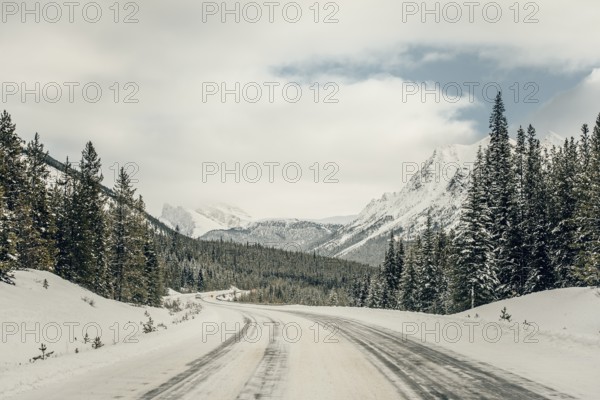 Winter road trip on the Icefields Parkway with lots of snow and ice, Banff National Park, Jasper National Park, Alberta, Canada