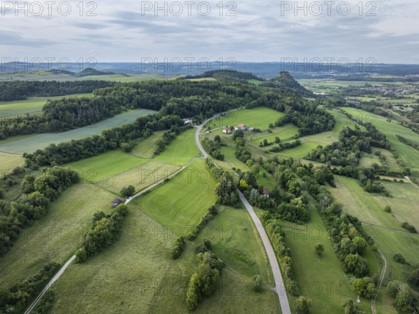 Luftbild von der Vulkanlandschaft Hegau im Frühsommer mit dem Hohenkrähen. links am Horizont der Mägdeberg, Landkreis Konstanz, Baden-Württemberg, Deutschland