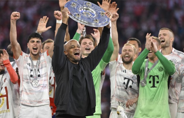 FC Bayern Munich FCB celebrates 34th championship title, championship celebration, championship trophy, trophy, cup, coach Vincent Kompany Aleksandar Pavlovic (45) Goalkeeper Daniel Peretz (18) Eric Dier (15) Konrad Laimer FC (27) Allianz Arena, Munich, Bavaria, Germany
