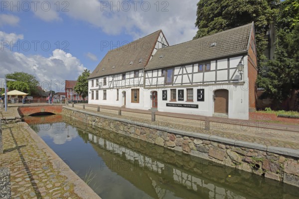 Bridge over the Grube canal with historic half-timbered house, Frische Grube, Wismar, Mecklenburg-Vorpommern, Germany