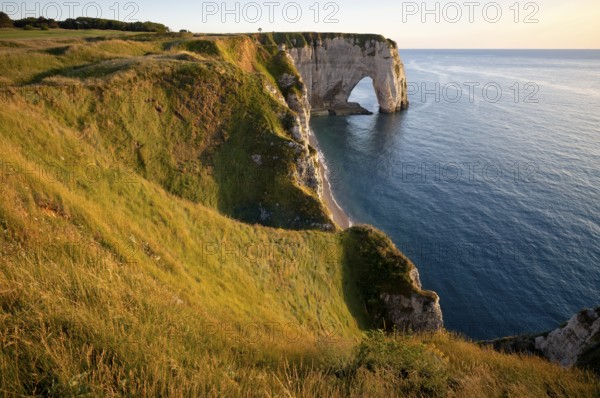 Rock arch Falaise or Porte La Manneporte, Jambourg beach, Étretat, sea, steep coast, cliffs, chalk cliffs, alabaster coast, La Côte d'Albâtre, evening mood, Normandy, Seine-Maritime, France