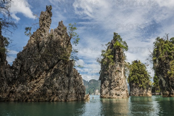 Lake with jungle and rainforest and steep mountains, Cheow Lan Lake, Khao Sok National Park, Phang Nga, Surat Thani, Thailand
