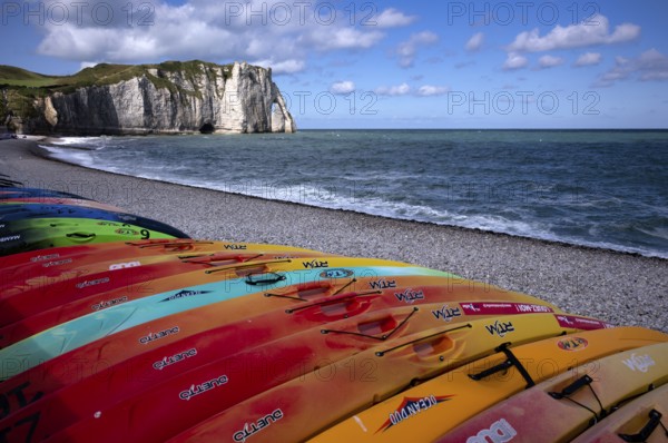 Kayaks, boats, colourful, lying on the beach, pebble beach, rock arch Falaise or Porte d'Aval, Étretat, sea, steep coast, cliffs, chalk cliffs, alabaster coast, La Côte d'Albâtre, Normandy, Seine-Maritime, France