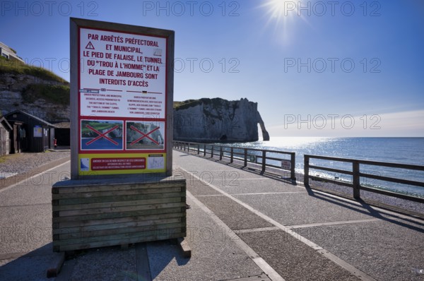Sign, warning sign, prohibition sign, access prohibited since 2025 to the foot of the rock arch Falaise or Porte d'Aval, tunnel cave Trou à l'Homme, Jambourg beach, promenade, beach promenade, Étretat, sea, cliffs, chalk cliffs, alabaster coast, La Côte d'Albâtre, Normandy, Seine-Maritime, France