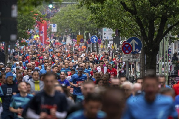 The Essen company run, traditional run, 5 KM running course through the Rüttenscheid district, with many spectators, over 14, 000 participants in 3 running waves, major event, Essen, North Rhine-Westphalia, Germany