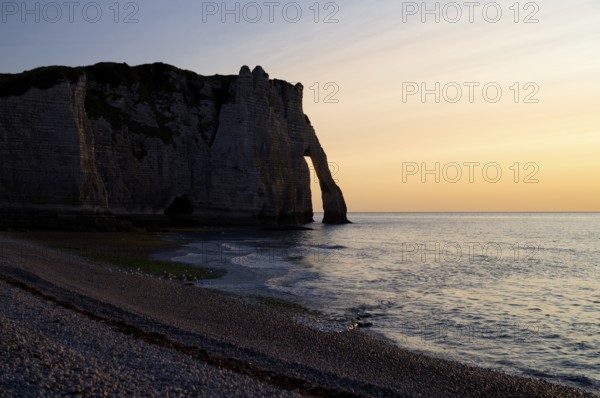 Rock arch Falaise or Porte d'Aval against the light, Étretat, sea, cliffs, chalk cliffs, alabaster coast, La Côte d'Albâtre, dusk, evening mood, atmospheric, Normandy, Seine-Maritime, France
