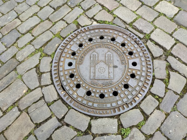 Manhole cover, manhole cover with the cathedral, cobblestones, Münster, Münsterland, North Rhine-Westphalia, Germany