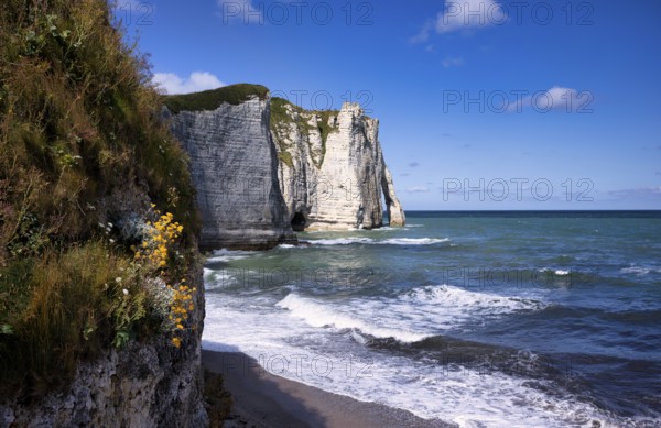 Rock arch Falaise or Porte d'Aval, Étretat, sea, steep coast, cliffs, chalk cliffs, alabaster coast, La Côte d'Albâtre, Normandy, Seine-Maritime, France