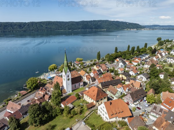 Luftbild von der Ortschaft Sipplingen am Bodensee bei sommerlicher Vegetation, gegenüber der Bodanrück, Bodenseekreis Baden-Württemberg, Deutschland