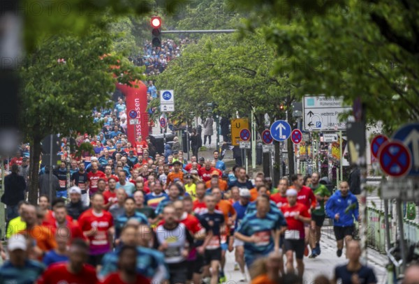 The Essen company run, traditional run, 5 KM running course through the Rüttenscheid district, with many spectators, over 14, 000 participants in 3 running waves, major event, Essen, North Rhine-Westphalia, Germany